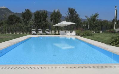 Piscina Sfioro Griglia Pietra